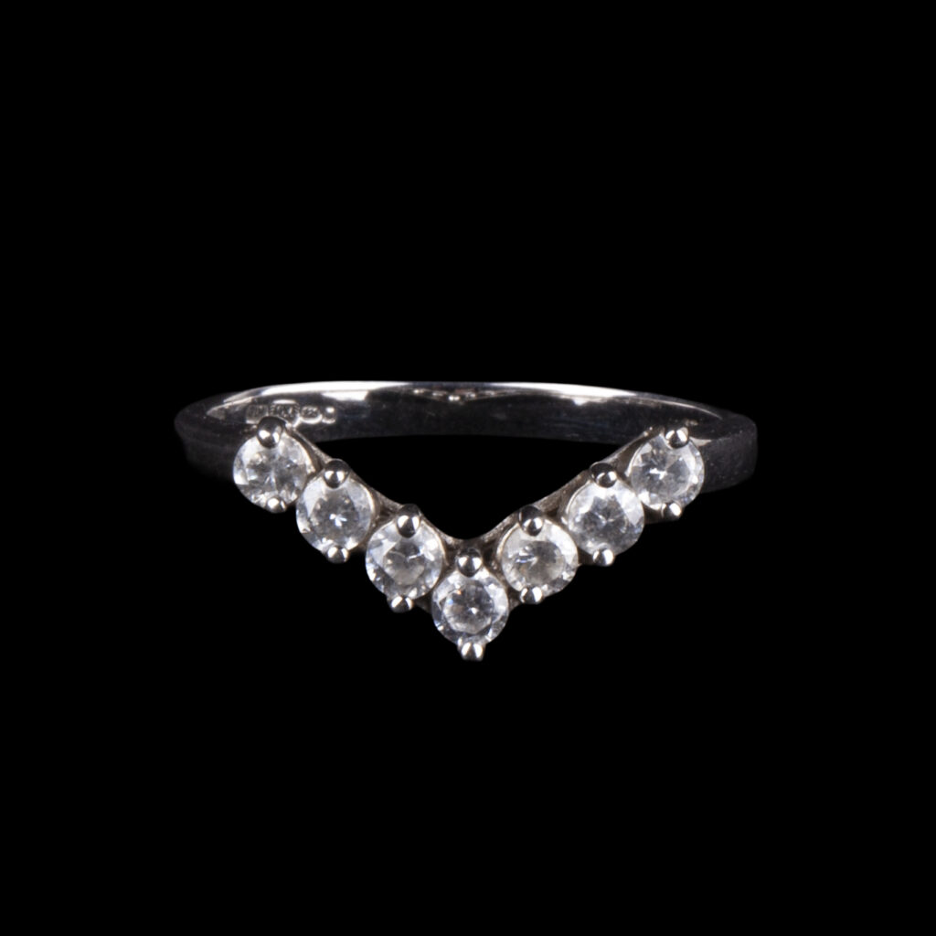 925 Sterling Silver V-Shaped Ring with Seven Clear Stones